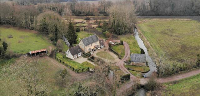 Vol extérieur d'une propriété à la campagne dans le Calvados