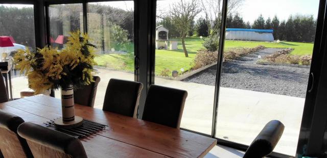 Vol intérieur dans une véranda avec vue sur jardin