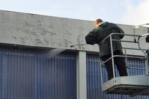 Nettoyage du bandeau de station de lavage et des translucides