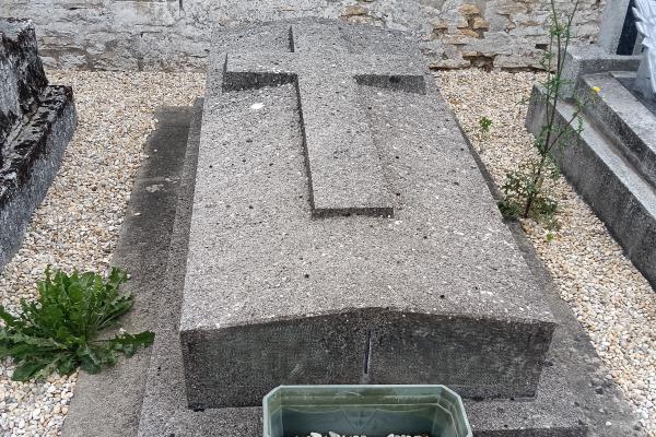 Sépulture en granit brut avant intervention