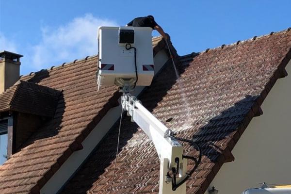 Nacelle 16 m sur porteur VL utilisée pour le traitement d'une toiture