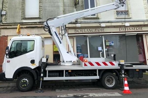 Nacelle 16 m sur porteur VL utilisée pour le nettoyage d'une façade