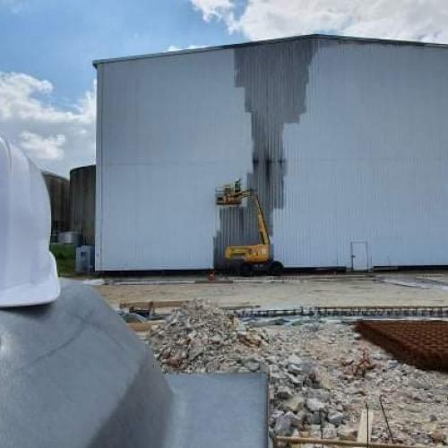 Nettoyage de bardage sur un site industriel du Sud du Calvados (14) - Prestations aériennes et communication d'entreprise par drone en Normandie