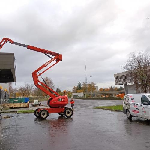 Chantier de Nettoyage de bardage et toiture Industrielle - Prestations aériennes et communication d'entreprise par drone en Normandie