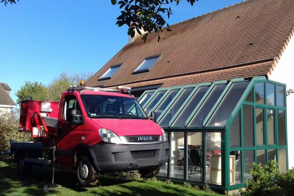 Nacelle 18 m sur porteur VL utilisée pour le nettoyage toiture et façade d'un pavillon