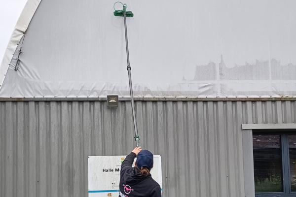 Nettoyage de la bâche à la perche