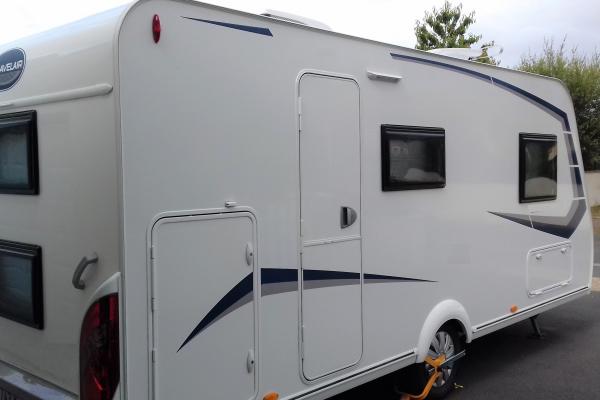 Nettoyage extérieur d'une caravane avant Hivernage