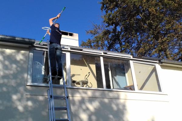 Nettoyage de vitres et de dessus d'un balcon-véranda située en hauteur