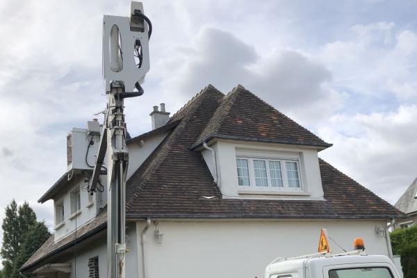 Nacelle 16 m sur porteur VL utilisée pour le traitement d'une toiture complexe