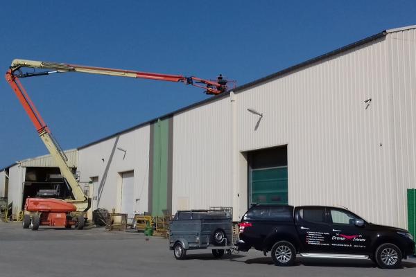 Nacelle automotrice télescopique de 40 m utilisée pour le traitement d'une toiture industrielle