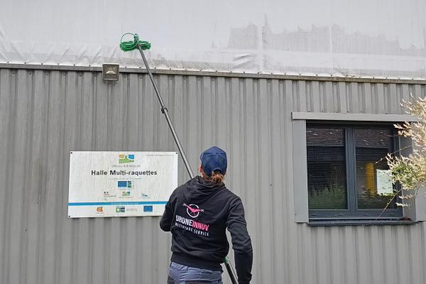 Nettoyage de la bâche à la perche
