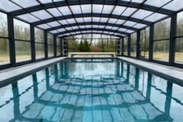 Abri de piscine rétractable de 20 mètres de long